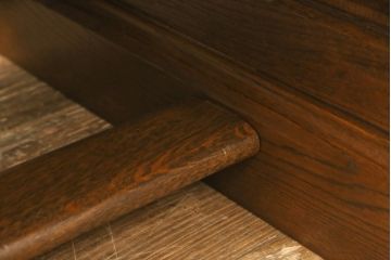 中古　美品　北海道旭川家具　山室家具製作所　高谷幸治 作　ナラ材　重厚感ある佇まいが目を引く両袖机(ワークデスク、オフィスデスク、在宅用、在宅ワーク)(R-063109)