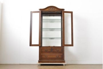 中古　美品　北海道旭川家具　山室家具製作所　佐藤弘司作　オーク35(OAK35)シリーズ　品のある雰囲気を醸し出すキュリオケース(キャビネット、ガラスケース、コレクションケース、飾り棚、戸棚、収納棚)(定価約35万円)(R-063110)