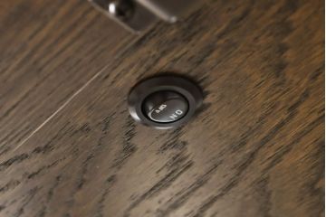 中古　美品　北海道旭川家具　山室家具製作所　佐藤弘司作　オーク35(OAK35)シリーズ　品のある雰囲気を醸し出すキュリオケース(キャビネット、ガラスケース、コレクションケース、飾り棚、戸棚、収納棚)(定価約35万円)(R-063110)