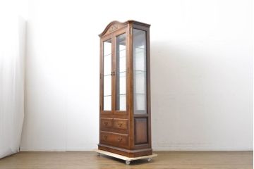 中古　美品　北海道旭川家具　山室家具製作所　佐藤弘司作　オーク35(OAK35)シリーズ　品のある雰囲気を醸し出すキュリオケース(キャビネット、ガラスケース、コレクションケース、飾り棚、戸棚、収納棚)(定価約35万円)(R-063110)