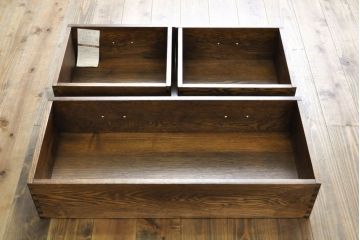中古　美品　北海道旭川家具　山室家具製作所　佐藤弘司作　オーク35(OAK35)シリーズ　品のある雰囲気を醸し出すキュリオケース(キャビネット、ガラスケース、コレクションケース、飾り棚、戸棚、収納棚)(定価約35万円)(R-063110)