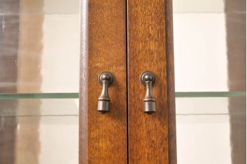 中古　美品　北海道旭川家具　山室家具製作所　佐藤弘司作　オーク35(OAK35)シリーズ　品のある雰囲気を醸し出すキュリオケース(キャビネット、ガラスケース、コレクションケース、飾り棚、戸棚、収納棚)(定価約35万円)(R-063110)