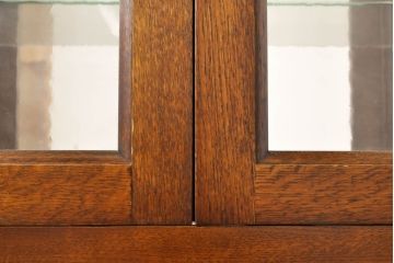 中古　美品　北海道旭川家具　山室家具製作所　佐藤弘司作　オーク35(OAK35)シリーズ　品のある雰囲気を醸し出すキュリオケース(キャビネット、ガラスケース、コレクションケース、飾り棚、戸棚、収納棚)(定価約35万円)(R-063110)