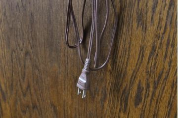 中古　美品　北海道旭川家具　山室家具製作所　佐藤弘司作　オーク35(OAK35)シリーズ　品のある雰囲気を醸し出すキュリオケース(キャビネット、ガラスケース、コレクションケース、飾り棚、戸棚、収納棚)(定価約35万円)(R-063110)