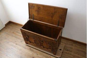 イギリスアンティーク　オーク材　前面に施された彫刻が目を惹く収納付きベンチ(コファ、収納箱、ブランケットボックス、ベンチチェスト)(R-063111)