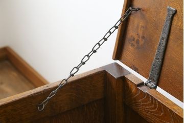 イギリスアンティーク　オーク材　前面に施された彫刻が目を惹く収納付きベンチ(コファ、収納箱、ブランケットボックス、ベンチチェスト)(R-063111)