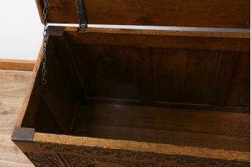 イギリスアンティーク　オーク材　前面に施された彫刻が目を惹く収納付きベンチ(コファ、収納箱、ブランケットボックス、ベンチチェスト)(R-063111)