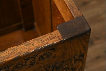 イギリスアンティーク　オーク材　前面に施された彫刻が目を惹く収納付きベンチ(コファ、収納箱、ブランケットボックス、ベンチチェスト)(R-063111)