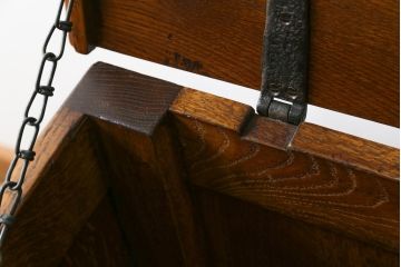 イギリスアンティーク　オーク材　前面に施された彫刻が目を惹く収納付きベンチ(コファ、収納箱、ブランケットボックス、ベンチチェスト)(R-063111)