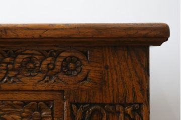 イギリスアンティーク　オーク材　前面に施された彫刻が目を惹く収納付きベンチ(コファ、収納箱、ブランケットボックス、ベンチチェスト)(R-063111)
