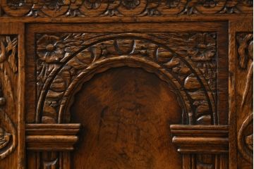 イギリスアンティーク　オーク材　前面に施された彫刻が目を惹く収納付きベンチ(コファ、収納箱、ブランケットボックス、ベンチチェスト)(R-063111)