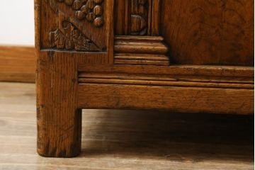 イギリスアンティーク　オーク材　前面に施された彫刻が目を惹く収納付きベンチ(コファ、収納箱、ブランケットボックス、ベンチチェスト)(R-063111)