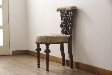 イギリスアンティーク　ディスプレイとしてもおすすめ!!凝った彫刻が目を惹くカービングチェア(椅子、イス、ダイニングチェア)(R-063117)