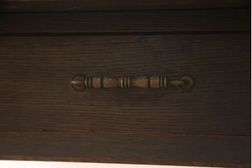 和製ビンテージ　神戸洋家具　永田良介商店　シックな色合いと天板上の装飾が魅力的なデスク(ワークデスク、在宅用、在宅ワーク、ヴィンテージ)(R-063135)