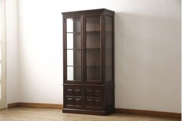 中古　美品　希少な廃盤品!!　北海道民芸家具　OM158　落ち着きのある上品な空間づくりにおすすめの三方ガラス飾り棚(収納棚、戸棚、キャビネット、陳列棚、本箱、ブックケース、ガラスケース、ショーケース、店舗什器)(R-063138)