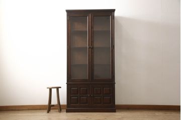 中古　美品　希少な廃盤品!!　北海道民芸家具　OM158　落ち着きのある上品な空間づくりにおすすめの三方ガラス飾り棚(収納棚、戸棚、キャビネット、陳列棚、本箱、ブックケース、ガラスケース、ショーケース、店舗什器)(R-063138)