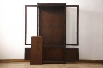 中古　美品　希少な廃盤品!!　北海道民芸家具　OM158　落ち着きのある上品な空間づくりにおすすめの三方ガラス飾り棚(収納棚、戸棚、キャビネット、陳列棚、本箱、ブックケース、ガラスケース、ショーケース、店舗什器)(R-063138)