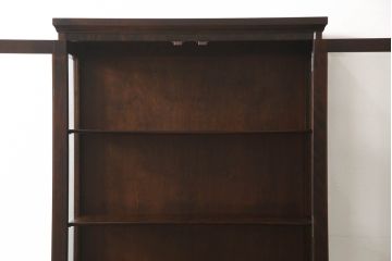 中古　美品　希少な廃盤品!!　北海道民芸家具　OM158　落ち着きのある上品な空間づくりにおすすめの三方ガラス飾り棚(収納棚、戸棚、キャビネット、陳列棚、本箱、ブックケース、ガラスケース、ショーケース、店舗什器)(R-063138)