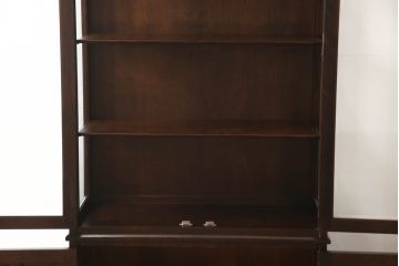 中古　美品　希少な廃盤品!!　北海道民芸家具　OM158　落ち着きのある上品な空間づくりにおすすめの三方ガラス飾り棚(収納棚、戸棚、キャビネット、陳列棚、本箱、ブックケース、ガラスケース、ショーケース、店舗什器)(R-063138)