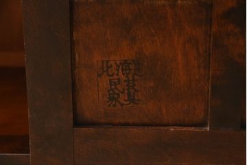 中古　美品　希少な廃盤品!!　北海道民芸家具　OM158　落ち着きのある上品な空間づくりにおすすめの三方ガラス飾り棚(収納棚、戸棚、キャビネット、陳列棚、本箱、ブックケース、ガラスケース、ショーケース、店舗什器)(R-063138)