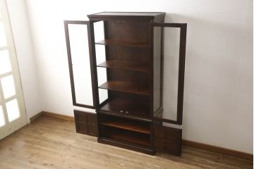 中古　美品　希少な廃盤品!!　北海道民芸家具　OM158　落ち着きのある上品な空間づくりにおすすめの三方ガラス飾り棚(収納棚、戸棚、キャビネット、陳列棚、本箱、ブックケース、ガラスケース、ショーケース、店舗什器)(R-063138)