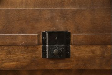 中古　美品　希少な廃盤品!!　北海道民芸家具　OM158　落ち着きのある上品な空間づくりにおすすめの三方ガラス飾り棚(収納棚、戸棚、キャビネット、陳列棚、本箱、ブックケース、ガラスケース、ショーケース、店舗什器)(R-063138)