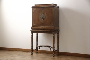 中古　イギリス家具　MAITLAND-SMITH(メートランドスミス)?　THEODORE ALEXANDER(セオドア・アレキサンダー)?　細部まで凝ったつくりが魅力的なキャビネット(チェスト、引き出し)(R-063139)
