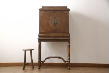 中古　イギリス家具　MAITLAND-SMITH(メートランドスミス)?　THEODORE ALEXANDER(セオドア・アレキサンダー)?　細部まで凝ったつくりが魅力的なキャビネット(チェスト、引き出し)(R-063139)