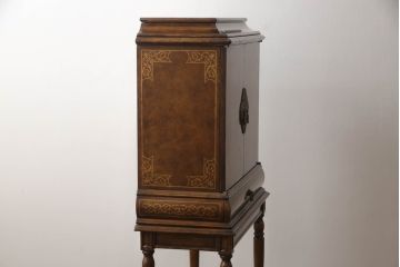 中古　イギリス家具　MAITLAND-SMITH(メートランドスミス)?　THEODORE ALEXANDER(セオドア・アレキサンダー)?　細部まで凝ったつくりが魅力的なキャビネット(チェスト、引き出し)(R-063139)
