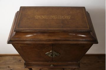 中古　イギリス家具　MAITLAND-SMITH(メートランドスミス)?　THEODORE ALEXANDER(セオドア・アレキサンダー)?　細部まで凝ったつくりが魅力的なキャビネット(チェスト、引き出し)(R-063139)