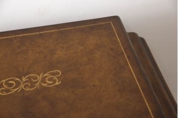中古　イギリス家具　MAITLAND-SMITH(メートランドスミス)?　THEODORE ALEXANDER(セオドア・アレキサンダー)?　細部まで凝ったつくりが魅力的なキャビネット(チェスト、引き出し)(R-063139)