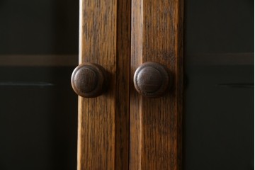 中古　カントリーハウス　10thアニバーサリー1985　収納力抜群!クラシカルな佇まいが魅力のキャビネット　(R-063142)