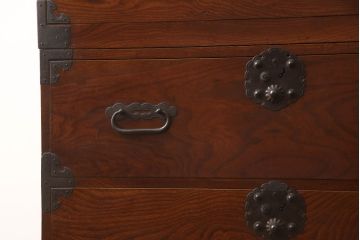 和製アンティーク　美品　前面欅(ケヤキ)材　漆のきれいな庄内箪笥(時代箪笥、和タンス、収納箪笥、衣装たんす、引き出し)(R-063145)