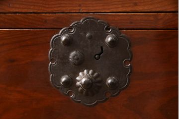 和製アンティーク　美品　前面欅(ケヤキ)材　漆のきれいな庄内箪笥(時代箪笥、和タンス、収納箪笥、衣装たんす、引き出し)(R-063145)