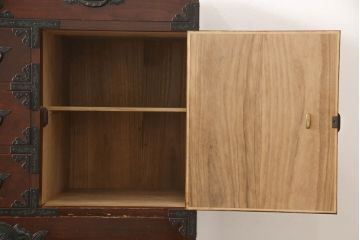 中古　美品　高級品　国産職人手造り　総桐　漆塗り　凝った金具が目を引く民芸箪笥(和タンス、収納箪笥、衣装たんす、桐箪笥、引き出し)(R-063146)