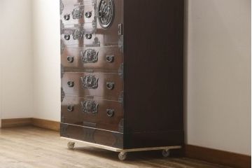 中古　美品　高級品　国産職人手造り　総桐　漆塗り　凝った金具が目を引く民芸箪笥(和タンス、収納箪笥、衣装たんす、桐箪笥、引き出し)(R-063146)