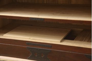 中古　美品　高級品　国産職人手造り　総桐　漆塗り　凝った金具が目を引く民芸箪笥(和タンス、収納箪笥、衣装たんす、桐箪笥、引き出し)(R-063146)
