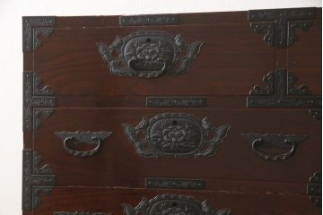 中古　美品　高級品　国産職人手造り　総桐　漆塗り　凝った金具が目を引く民芸箪笥(和タンス、収納箪笥、衣装たんす、桐箪笥、引き出し)(R-063146)