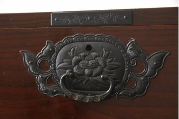 中古　美品　高級品　国産職人手造り　総桐　漆塗り　凝った金具が目を引く民芸箪笥(和タンス、収納箪笥、衣装たんす、桐箪笥、引き出し)(R-063146)