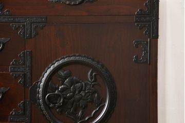 中古　美品　高級品　国産職人手造り　総桐　漆塗り　凝った金具が目を引く民芸箪笥(和タンス、収納箪笥、衣装たんす、桐箪笥、引き出し)(R-063146)