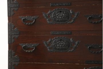 中古　美品　高級品　国産職人手造り　総桐　漆塗り　凝った金具が目を引く民芸箪笥(和タンス、収納箪笥、衣装たんす、桐箪笥、引き出し)(R-063146)