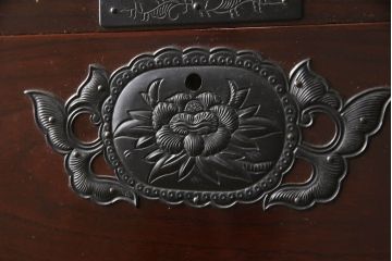 中古　美品　高級品　国産職人手造り　総桐　漆塗り　凝った金具が目を引く民芸箪笥(和タンス、収納箪笥、衣装たんす、桐箪笥、引き出し)(R-063146)