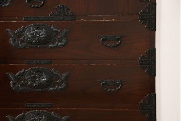 中古　美品　高級品　国産職人手造り　総桐　漆塗り　凝った金具が目を引く民芸箪笥(和タンス、収納箪笥、衣装たんす、桐箪笥、引き出し)(R-063146)