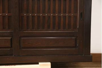 中古　美品　最高級　府中家具　松尾博昭 作　栗材　和の趣あふれる佇まいが魅力的な二段重ね水屋箪笥(食器棚、戸棚、収納棚、キャビネット)(R-063147)