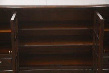 中古　北海道民芸家具　クラシカルな雰囲気が魅力のサイドボード(サイドキャビネット、収納棚、戸棚、リビングボード)(R-063155)