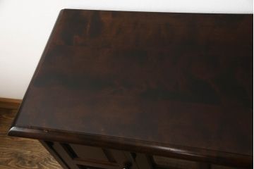 中古　北海道民芸家具　クラシカルな雰囲気が魅力のサイドボード(サイドキャビネット、収納棚、戸棚、リビングボード)(R-063155)