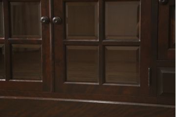 中古　北海道民芸家具　クラシカルな雰囲気が魅力のサイドボード(サイドキャビネット、収納棚、戸棚、リビングボード)(R-063155)