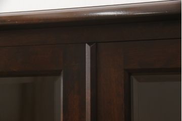 中古　北海道民芸家具　クラシカルな雰囲気が魅力のサイドボード(サイドキャビネット、収納棚、戸棚、リビングボード)(R-063155)
