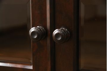 中古　北海道民芸家具　クラシカルな雰囲気が魅力のサイドボード(サイドキャビネット、収納棚、戸棚、リビングボード)(R-063155)