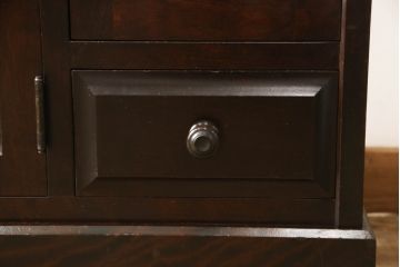 中古　北海道民芸家具　クラシカルな雰囲気が魅力のサイドボード(サイドキャビネット、収納棚、戸棚、リビングボード)(R-063155)